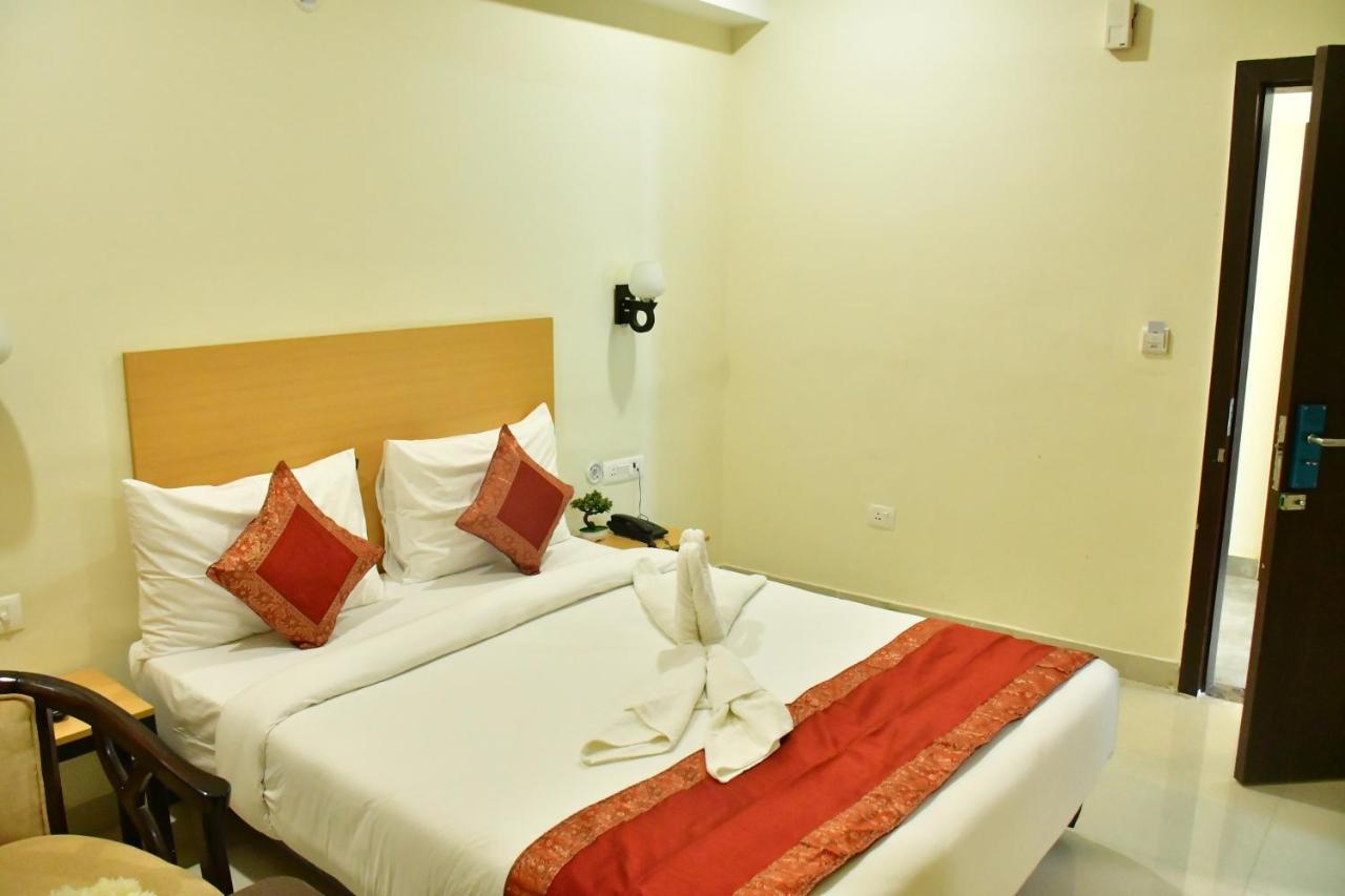 Hotel Yatharth Inn Varanasi Exterior photo
